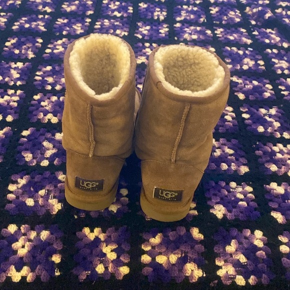 UGG tan classic leather/sheepskin short boots 7W. - Picture 3 of 6